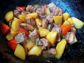 羊肉和土豆胡萝卜炖至汤汁快收干时放入盐和味精调味