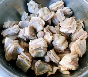 焯好水的羊肉立即放入冷水中多冲洗几遍洗净沥干水份