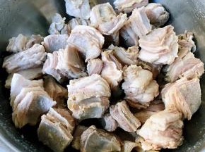 焯好水的羊肉立即放入冷水中多冲洗几遍洗净沥干水份