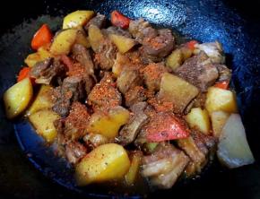 最后撒上自己喜欢的烧烤料拌匀即可出锅享用