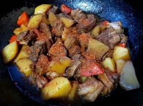 最后撒上自己喜欢的烧烤料拌匀即可出锅享用