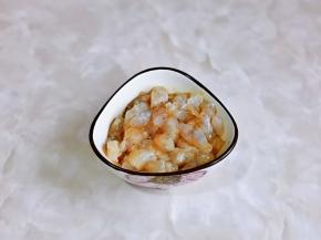 虾仁处理好后放入小碗中，加入料酒，生抽抓拌均匀腌制10分钟。
