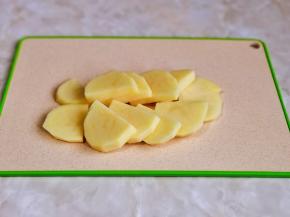 土豆去皮洗净切片。