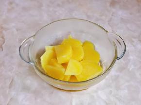 蒸熟的土豆倒入玻璃器具中。