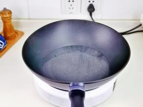 锅中加水烧开。