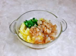 也加入腌制好的虾仁。