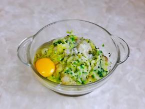 磕入鸡蛋，按个人口味加入盐。