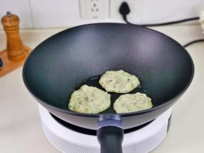 锅中刷油，一勺面糊一个饼。