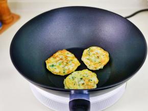 煎至两面金黄即可。