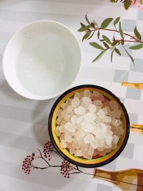 准备一碗冰糖和一碗水！（冰糖和水的比例是1:1）