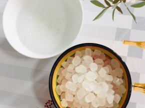 准备一碗冰糖和一碗水！（冰糖和水的比例是1:1）