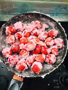 使每一颗山楂都均匀的裹上糖霜！