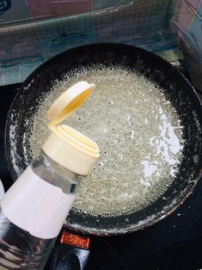 搅拌至冰糖完全融化，有白色细腻的小泡泡以后，加少许白醋！