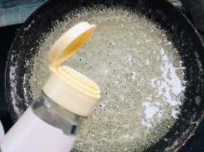 搅拌至冰糖完全融化，有白色细腻的小泡泡以后，加少许白醋！