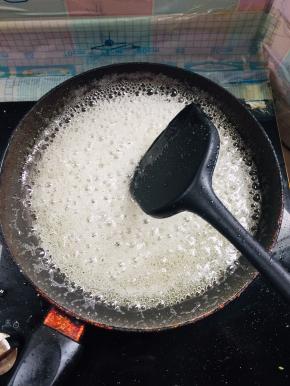 水开以后转小火，不停的搅拌至冰糖融化！