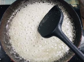 水开以后转小火，不停的搅拌至冰糖融化！
