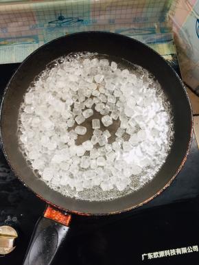 锅中倒入一碗冰糖，再来一碗清水，开大火熬！