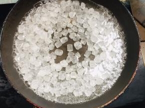 锅中倒入一碗冰糖，再来一碗清水，开大火熬！