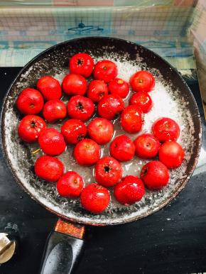 倒入山楂球翻拌一下！