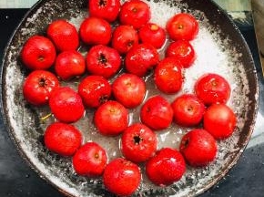 倒入山楂球翻拌一下！