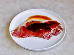 牛排厨房用纸擦干放入盘中，加入料酒，生抽，蚝油，抓拌均匀。