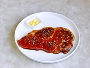 撒上2克胡椒粉，准备好黄油。