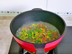 玉米粒胡萝卜豌豆焯水，水开下锅煮熟捞出。