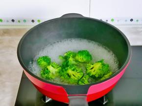 西兰花焯水，水开下锅大火30秒捞出过冷水。