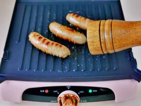 煎至两面焦黄撒上胡椒粉盛出装盘。