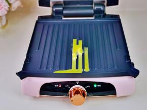 准备煎牛排啦！黄油放入煎盘中融化。