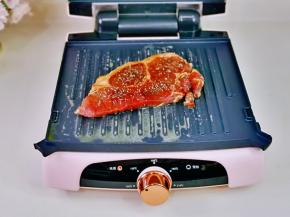 再放上腌制好的牛排。