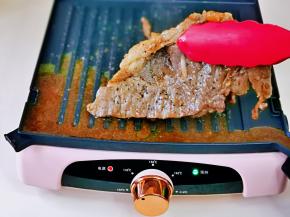 打开盖子再煎1分钟即可出锅，特别喜欢这款牛排机的设计，双面加热无需翻面及调温，180度旋转，上下烤盘可以同时烘烤，人多也很适合呦。