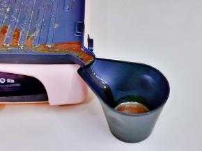 煎好牛排会有很多汤汁，将机器侧身倒入配带的杯中，一擦即净，大爱。