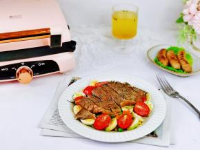 煎熟的牛排切条摆放沙拉上面即可食用。