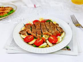 首次尝试牛排沙拉，味道太好啦！