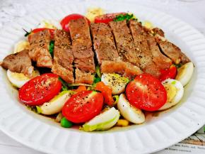 吃牛排时候可以蘸上沙拉汁。