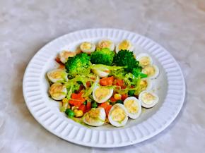 沙拉汁淋在蔬菜上。