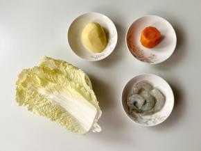 用新鲜的大虾去头去壳，挑出虾线，娃娃菜洗净，胡萝卜和土豆去皮。