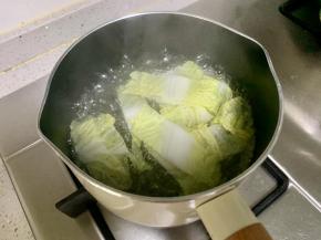 锅里水烧开后，放入娃娃菜焯水30秒左右。