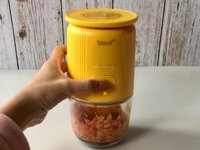 安好料理机，启动开关，把所有食材打碎。