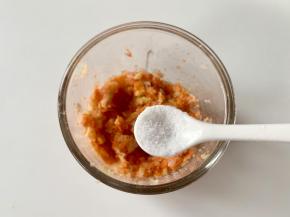 食材打好之后，加入少许盐，如果是月龄比较小的宝宝，也可以不加盐。