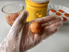 戴上PVC手套，或者手上沾一点水防粘，把丸子揉圆，动作要轻柔。