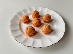 把揉好的丸子放在胡萝卜片上。