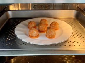 把盘子放入蒸箱或蒸锅，蒸制15分钟左右。