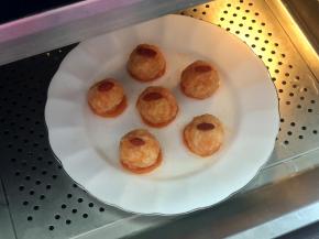 出锅前5分钟在丸子面上放一颗枸杞装饰，不加也可以。