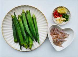 准备好所有食材。葱蒜切末，姜切丝，辣椒切圈。