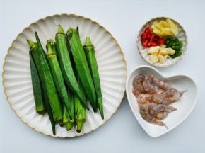 准备好所有食材。葱蒜切末，姜切丝，辣椒切圈。