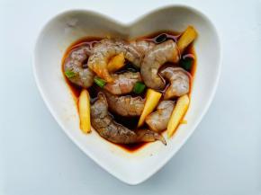 虾仁加葱姜，1勺料酒，1勺生抽，一小勺盐腌制5分钟。
