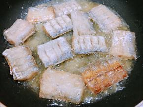 等煎至定型后再翻面