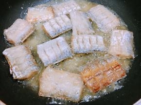 等煎至定型后再翻面